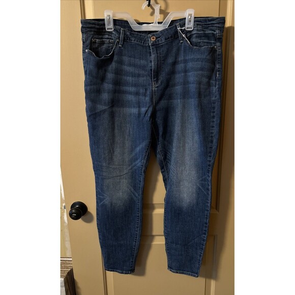 Woman Signature Levi Medium Wash Mid Rise Skinny Blue Jeans Size 22M Preowned - Picture 2 of 8